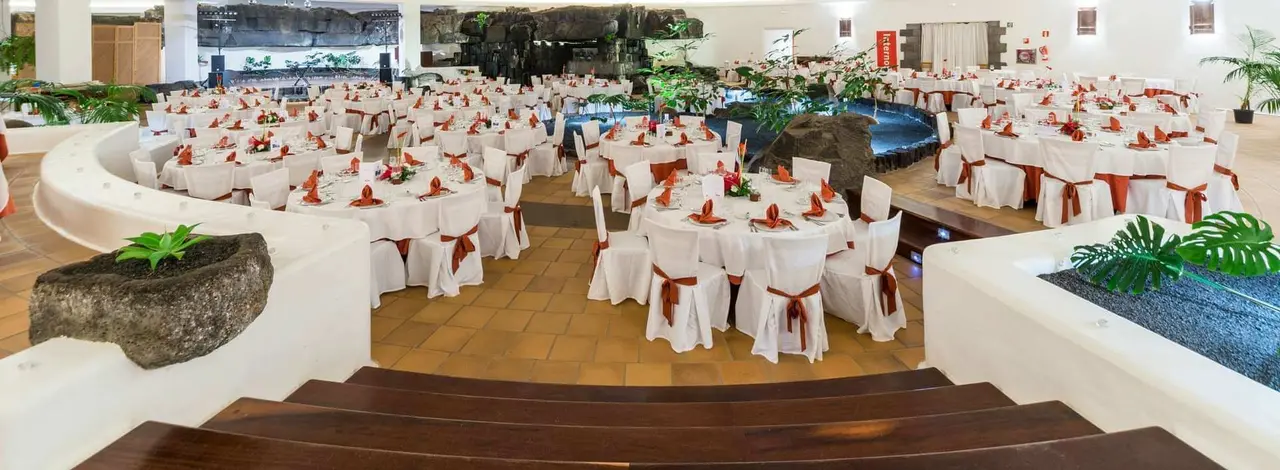 Salón preparado para bodas