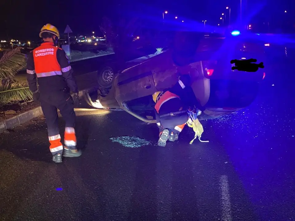 Coche volcado en Arrecife