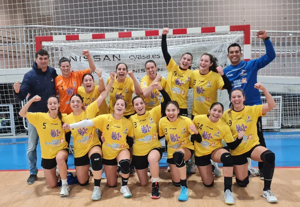 Las jugadoras del CB Puerto del Carmen celebran el campeonato