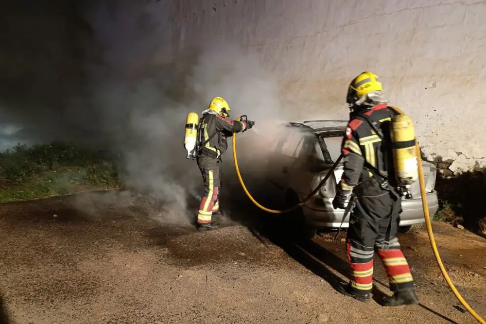 Los bomberos extinguen el fuego