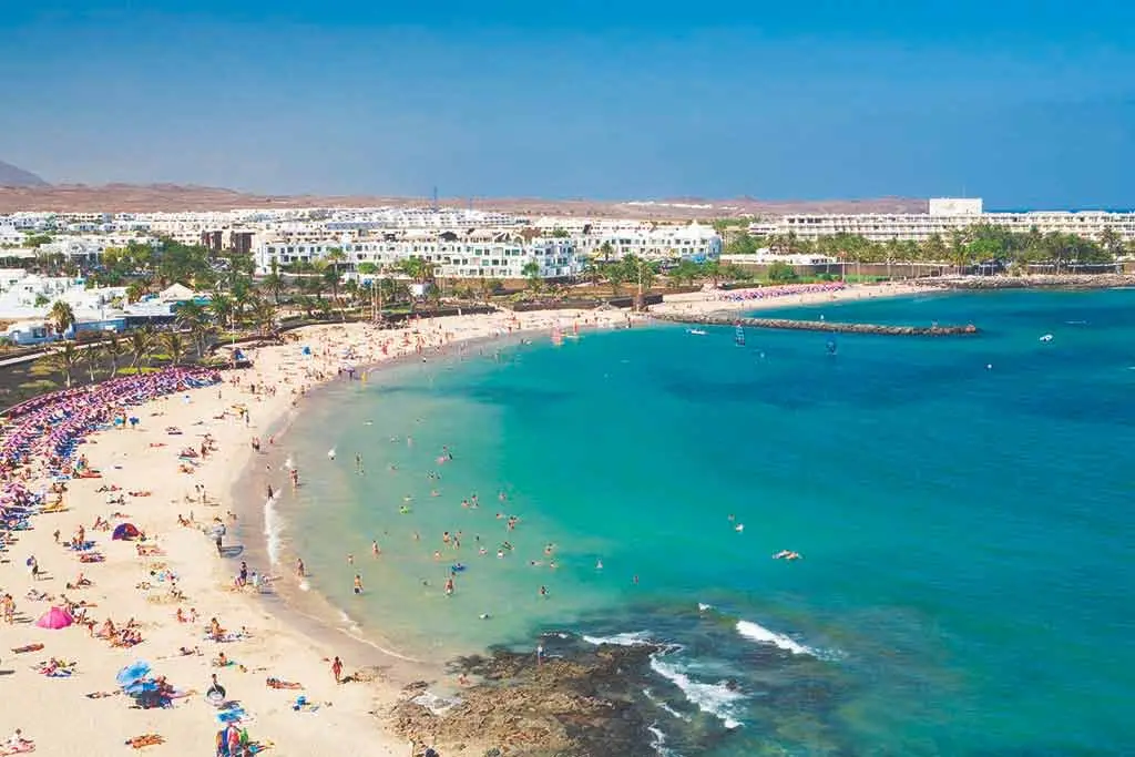 Imagen zona turística de Costa Teguise donde se colocarán los aerogeneradores a 1.8 km de la costa de 300 m. de altura