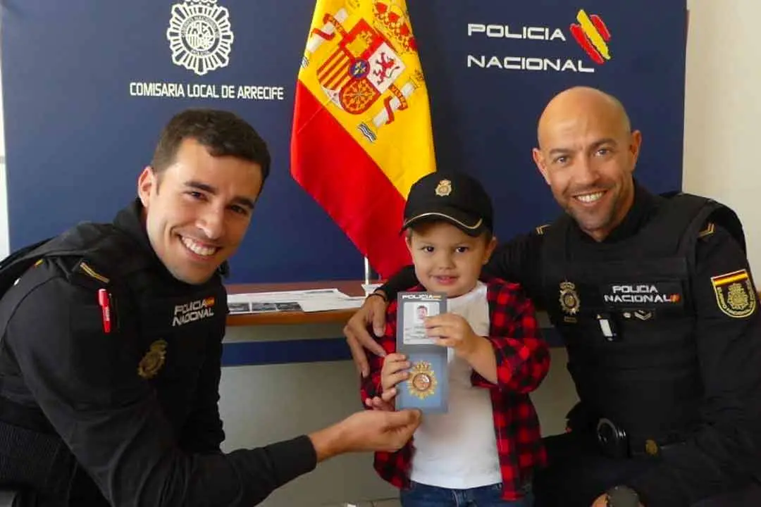Agentes de la Policía Nacional junto al niño al que salvaron 