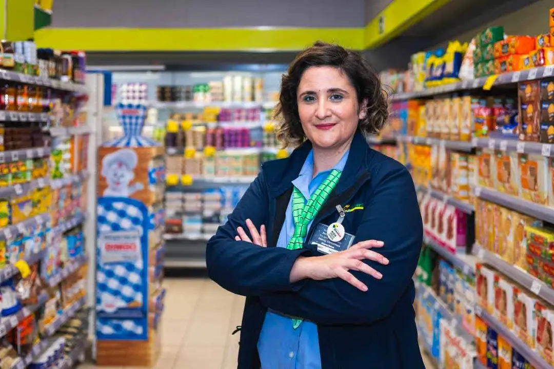 Mujer trabajadora de HiperDino