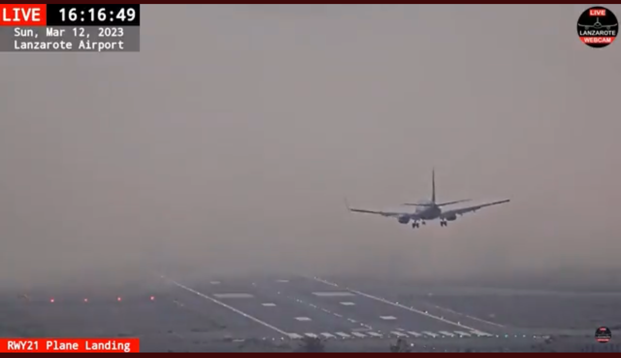 Avión a punto de aterrizar en Lanzarote