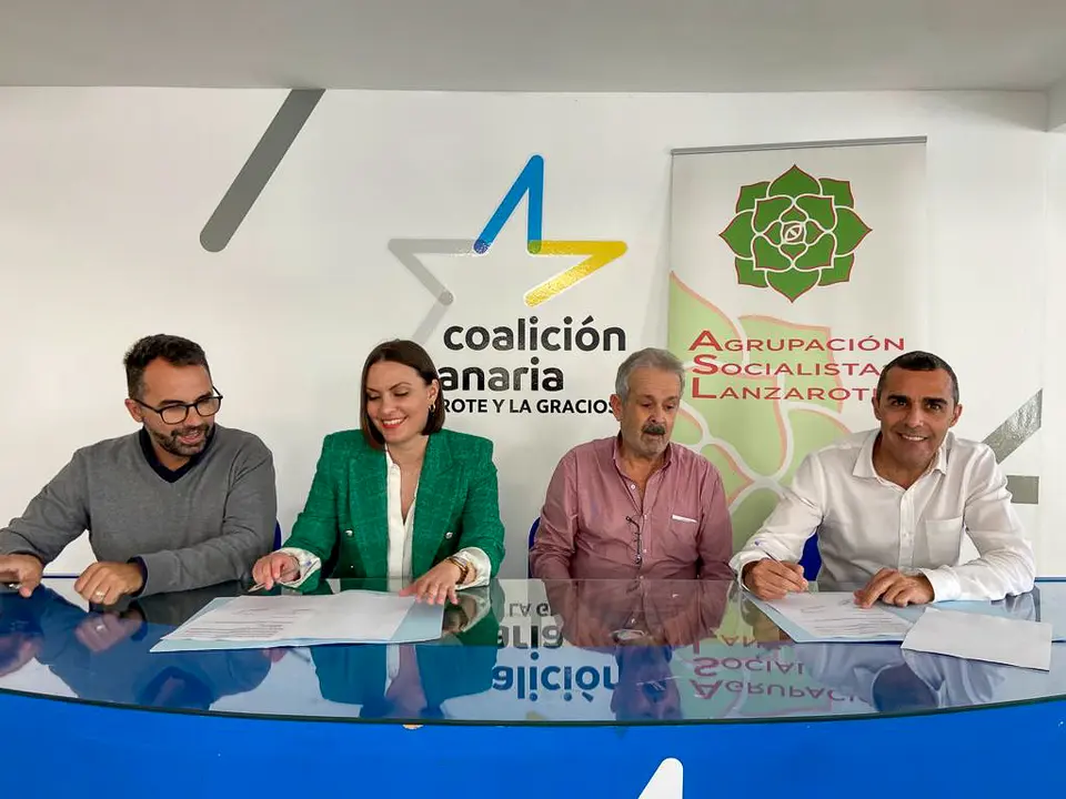 Los dirigentes de ambas formaciones, en la firma del acuerdo