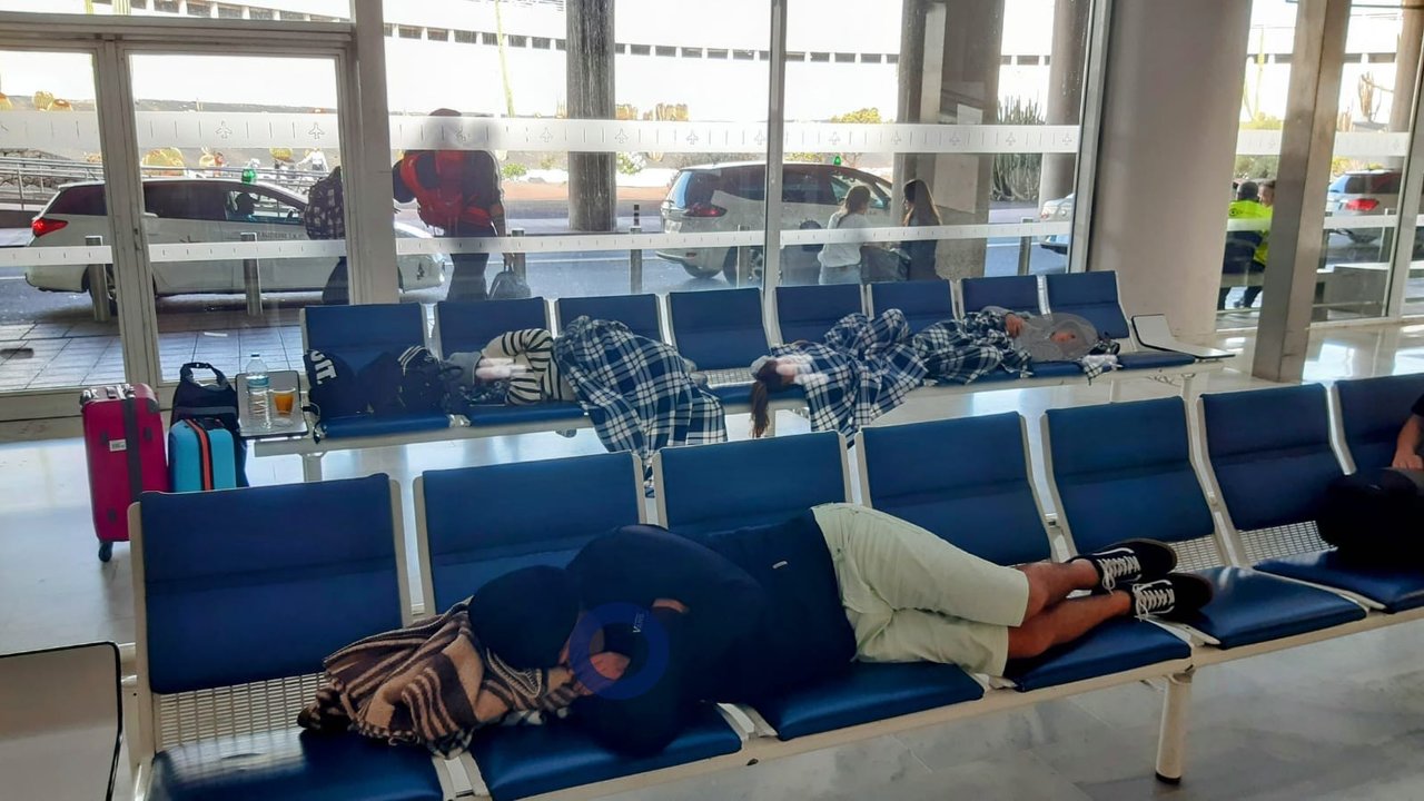 Pasajeros tratando de descansar en el aeropuerto