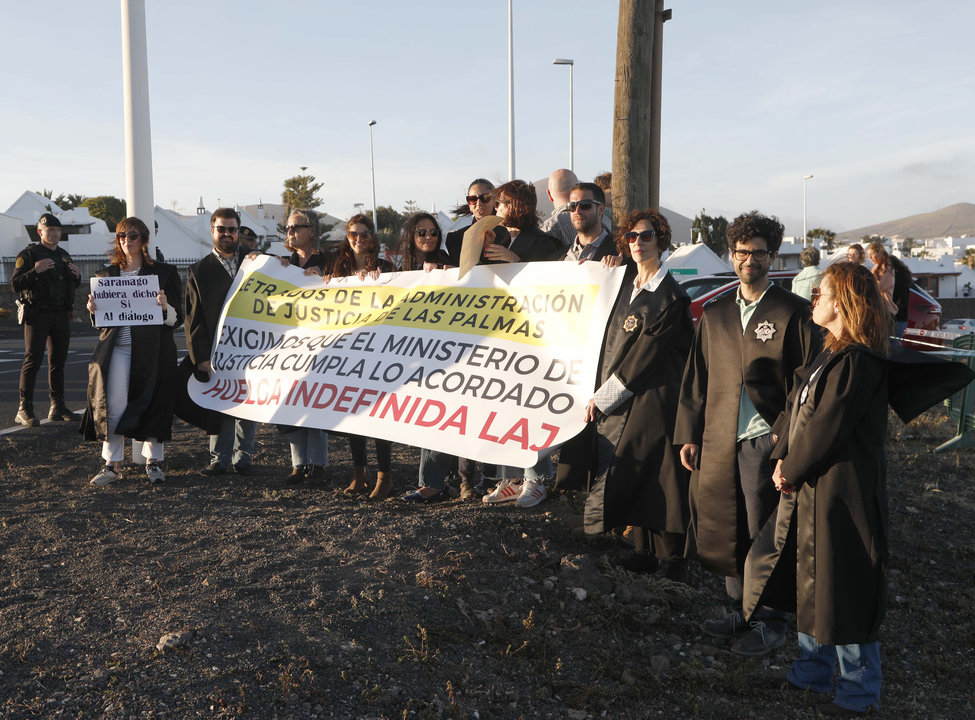 Los letrados de la Administración de Justicia, concentrados frente a A Casa (FOTO: José Luis Carrasco)