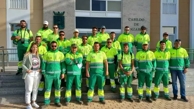 Trabajadores de mantenimiento de los márgenes de las carreteras