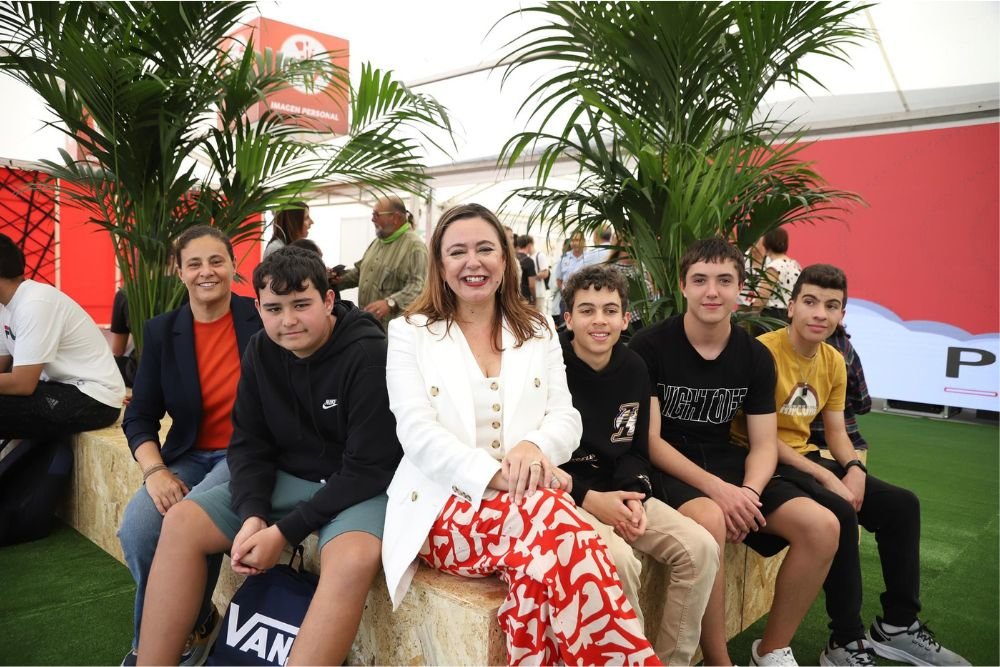 La presidenta del Cabildo junto a grupo de estudiantes