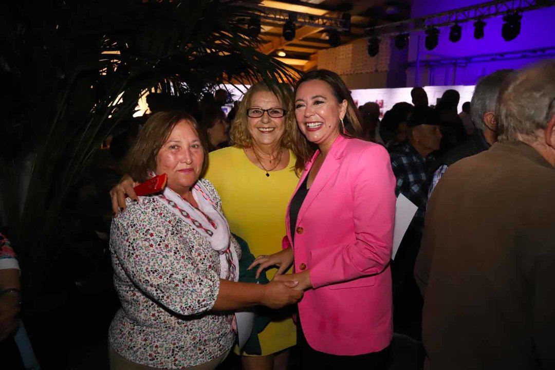 Presidenta junto a otras mujeres de la isla