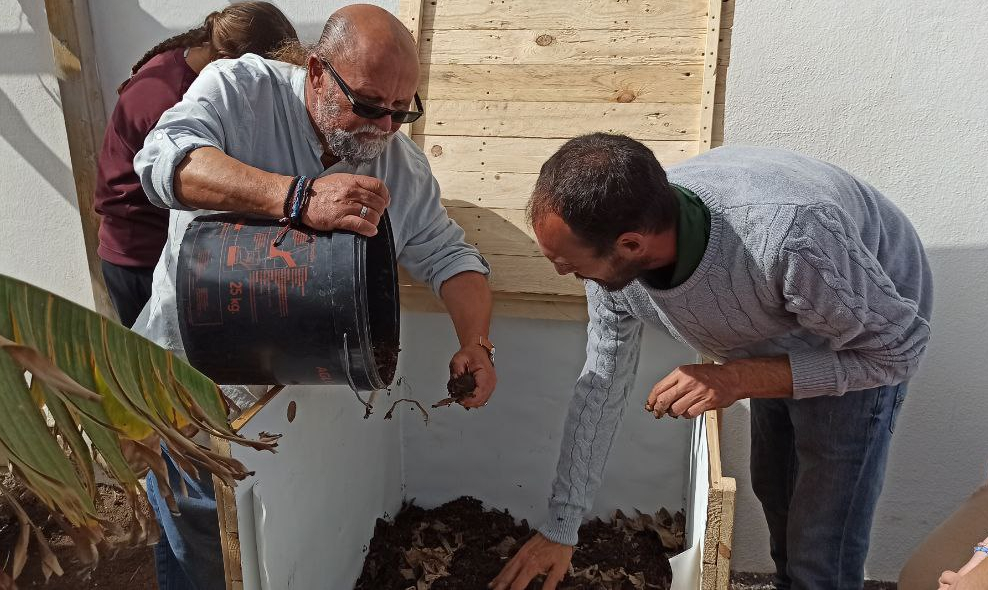 El consejero de Medio Ambiente haciendo compost