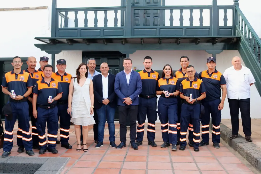 Voluntarios homenajeados con alcalde y concejal del Área