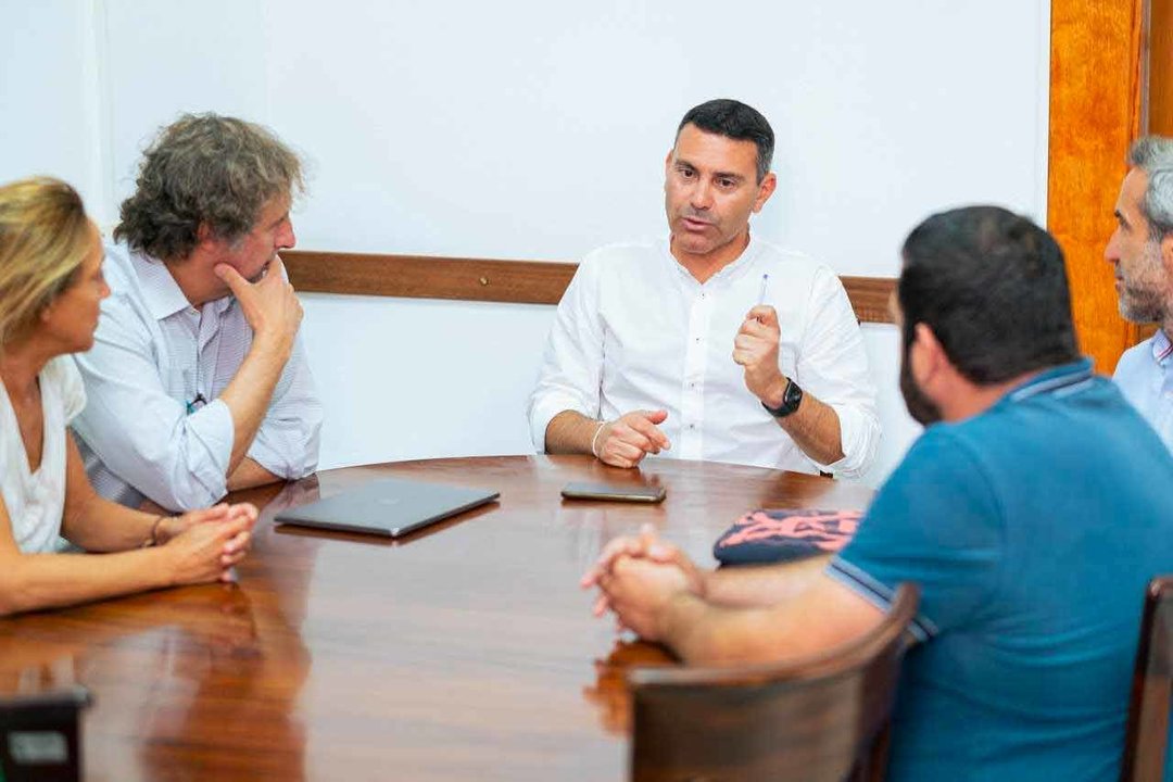 Reunión alcalde y concejal de Teguise con la asociación Educere