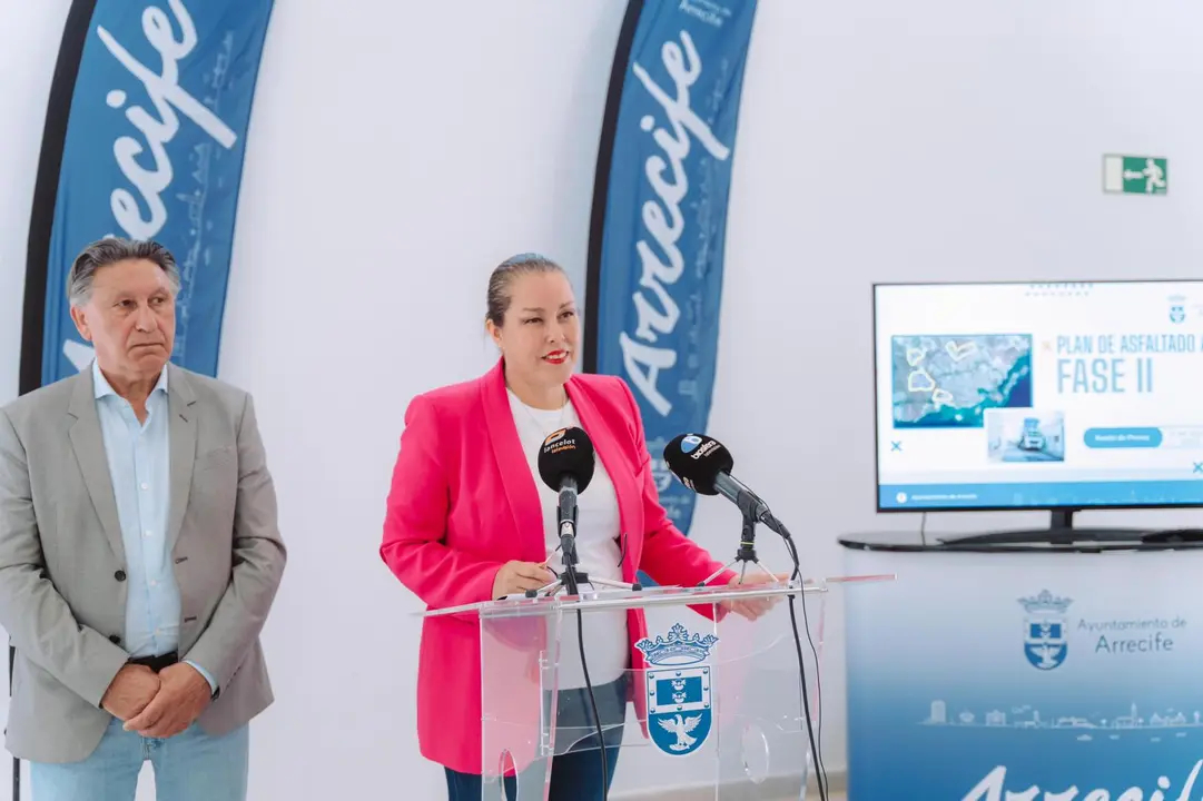 Astrid Pérez presentando la II Fase de asfaltado