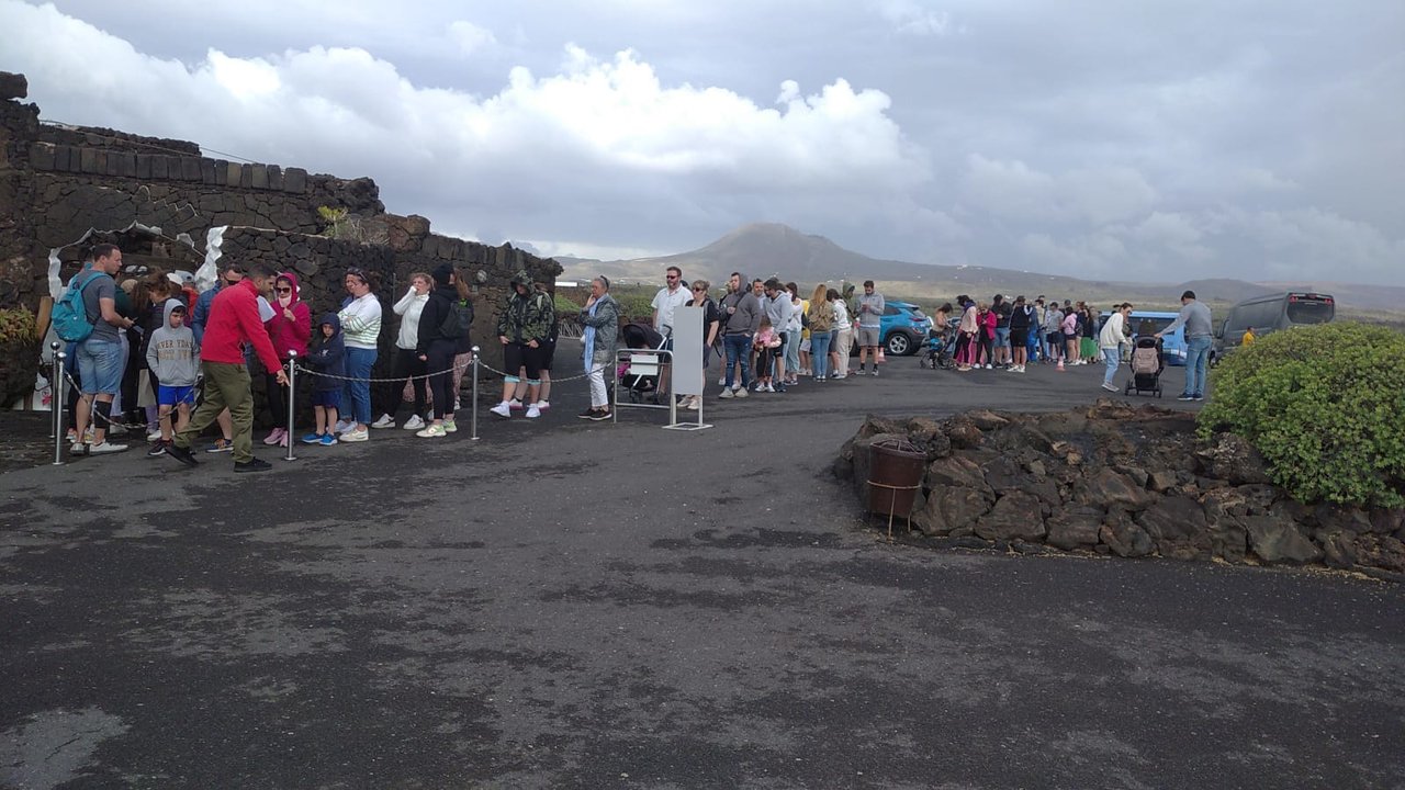 Turistas esperando entrar a los Jameos del Agua.