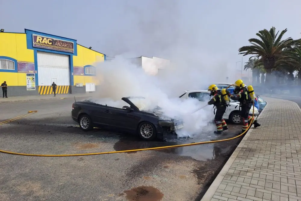 Los bomberos apagan el fuego