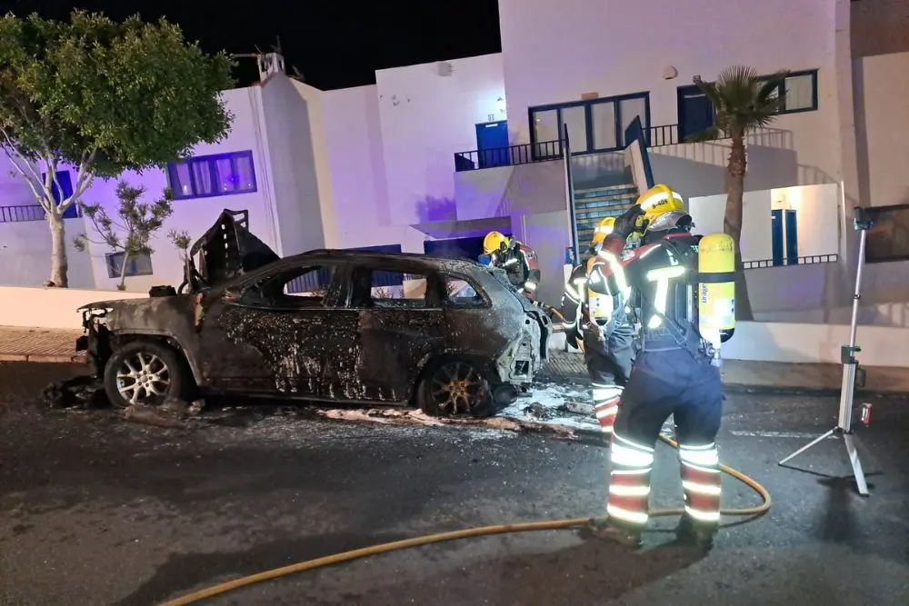 Los bomberos sofocan el incendio