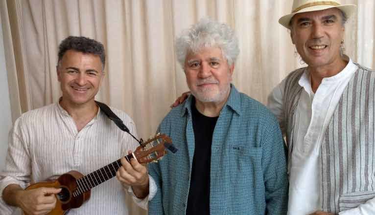 Pedro Almodóvar junto a Gabriel Cubas y Gopar