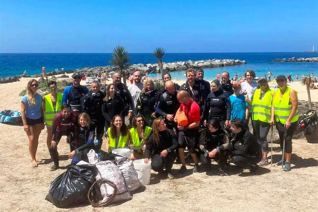 Equipo que retira plásticos de Playa Flamingo&nbsp;