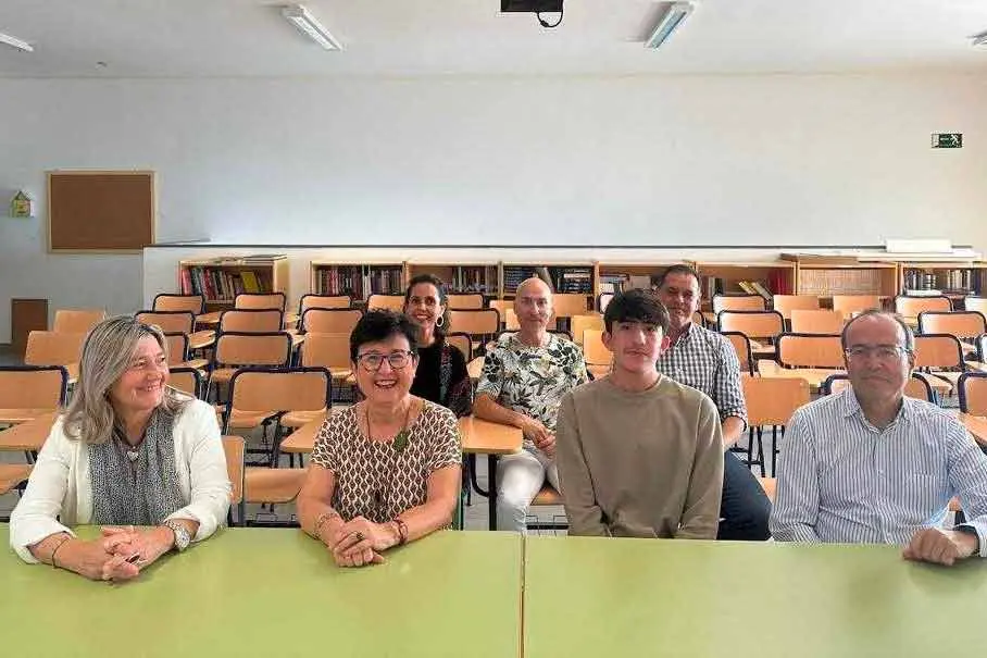 irectora del IES Costa Teguise, Carmen Pellón; la viceconsejera de Educación, Universidades y Deportes del Gobierno de Canarias, María Dolores Rodríguez; el alumno becado, Manuel de la Hoz Morales; y el Inspector de zona, Juan Rafael Bailón.