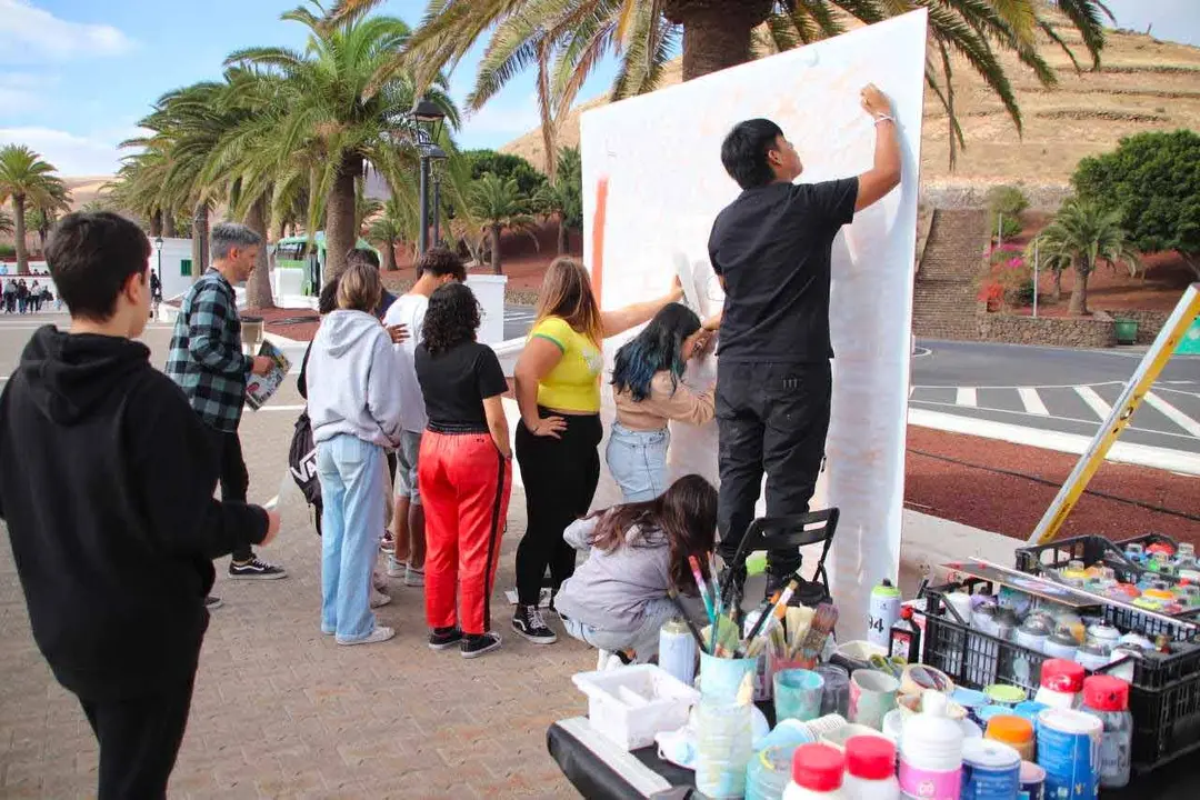 Estudiantes del IES Yaiza y del CEO Playa Blanca disfrutando de talleres lúdicos 