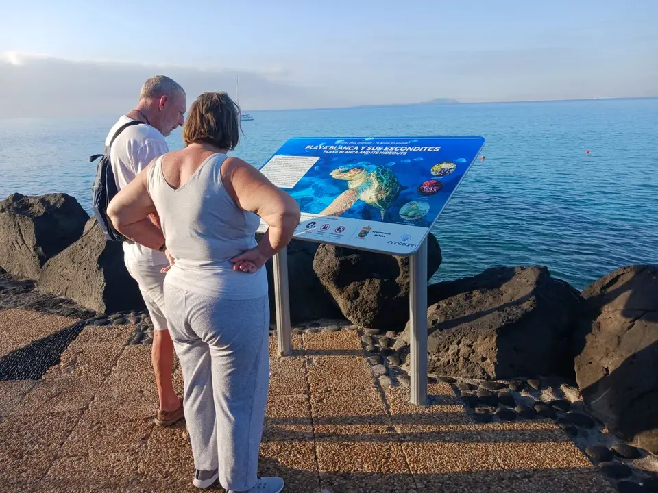 Uno de los paneles situados en el Paseo Marítimo