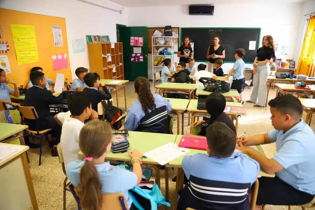Myriam Barros en un aula con alumnos y alumnas 