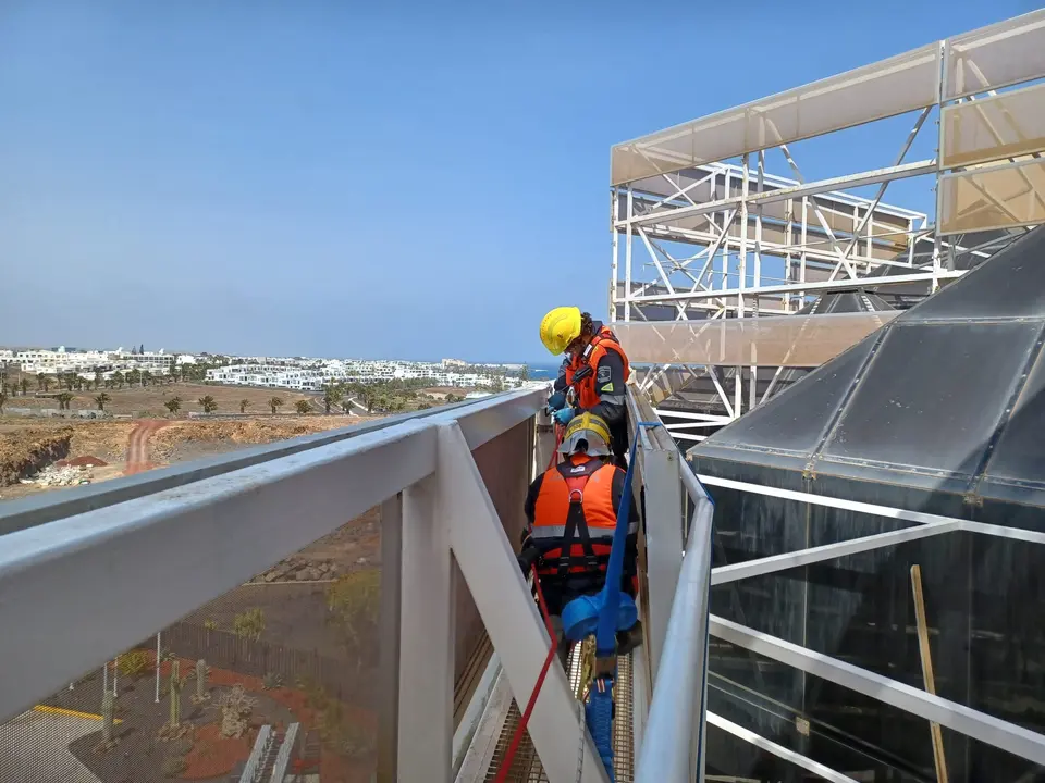 Bomberos trabajando en la azotea de un hotel de Costa Teguise