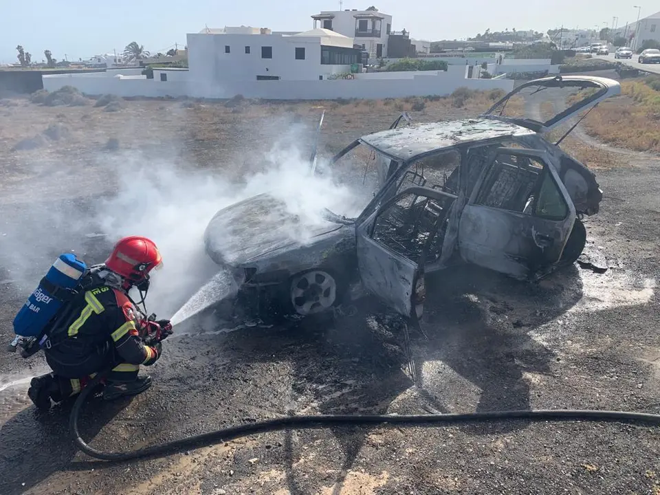 Incendio de un vehículo cerca de la gasolinera de Mácher