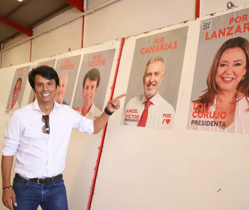 Marcos Bergaz señala a los carteles de los candidatos a la presidencia de Canarias y del Cabildo