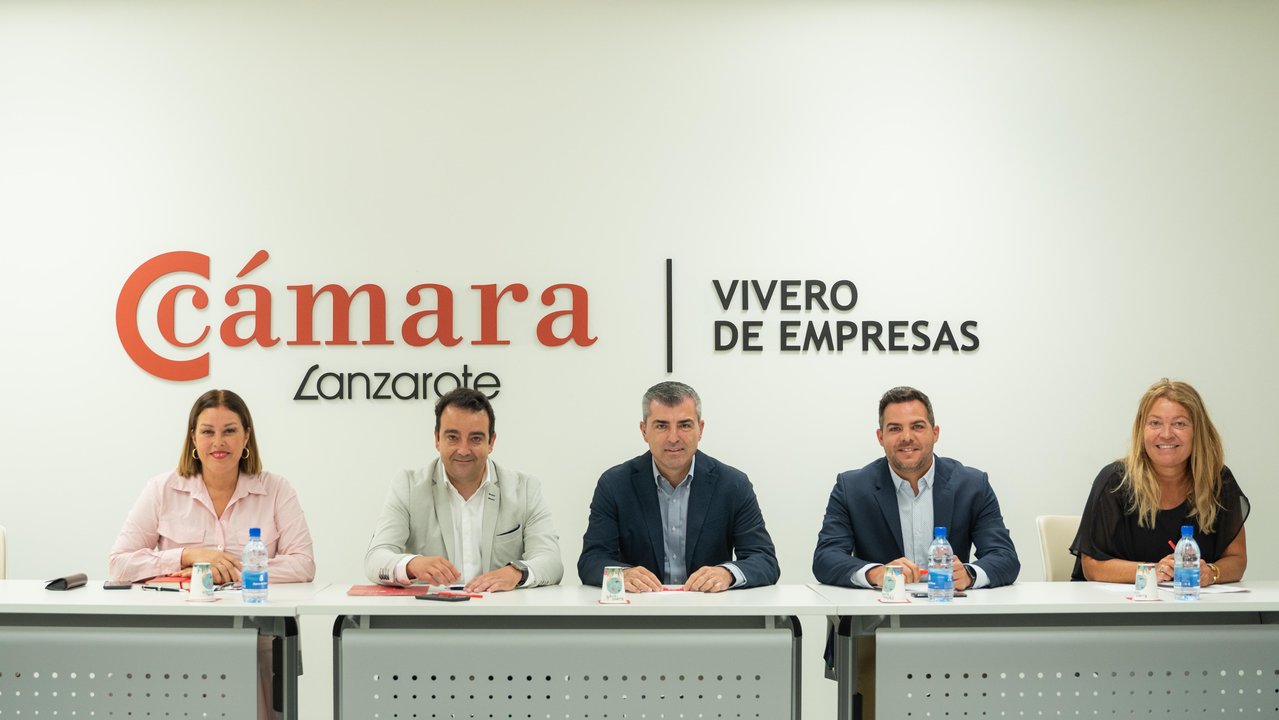Manuel Domínguez y candidatos del PP con la Cámara de Comercio