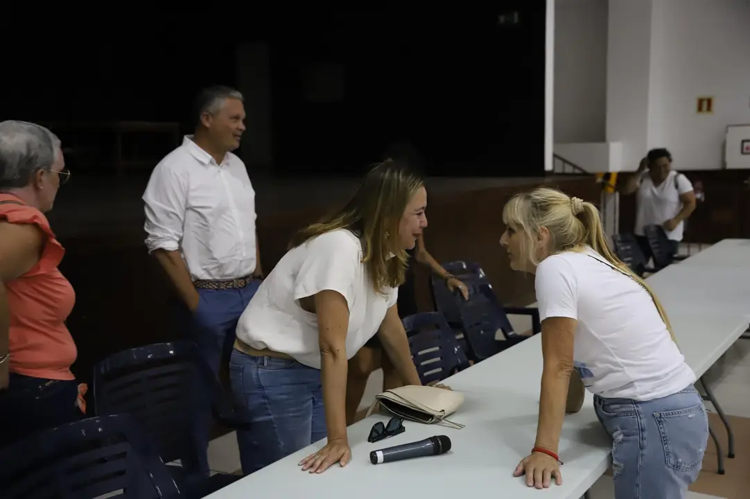 La presidenta del Cabildo en la asamblea de vecinos de las viviendas de Valterra