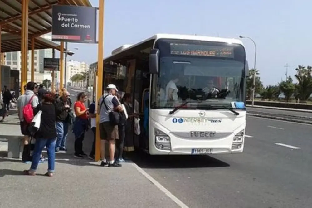 Una guagua en el intercambiador de Arrecife