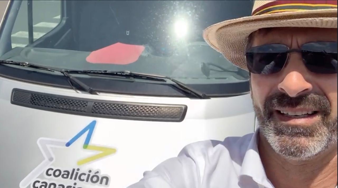 Pedro San Ginés se graba un vídeo con la furgoneta