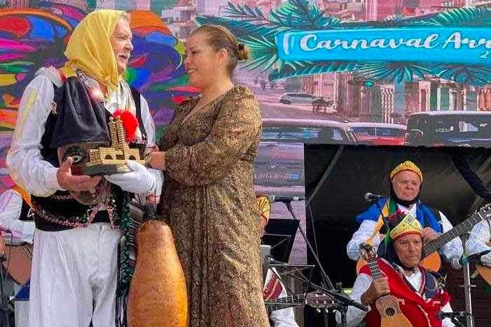 Astrid Pérez felicita a la parranda marinera Los Buches por la Medalla de Oro de Canarias
