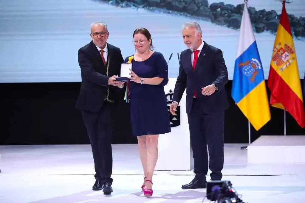 Entrega Medalla de Oro de Canarias a Los Buches y Las Revoltosas