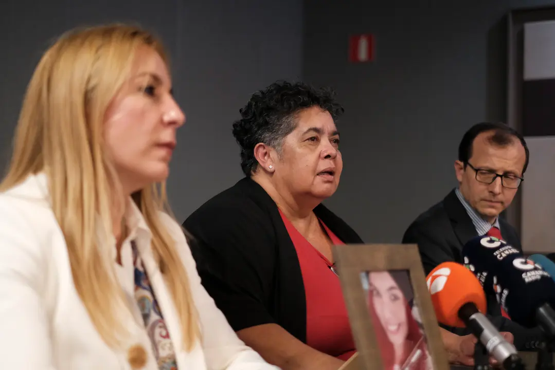 Míriam Rodríguez, madre de Romina Celeste, en el centro de la imagen (FOTO: EFE/ángel Medina G.)