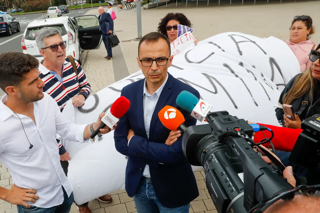 Raúl Díaz Cachón a la salida de la ciudad de la Justicia de Las Palmas, tras la sesión de este lunes. (FOTO: EFE/Elvira Urquijo A.)