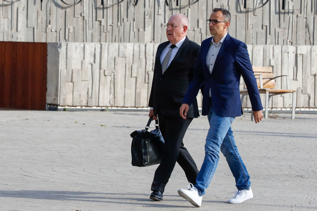 Raúl Díaz Cachón, con zapatillas blancas, camina junto a su abogado. (FOTO: EFE/Elvira Urquijo A.)
