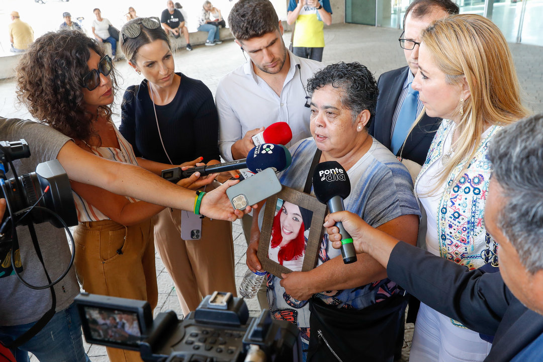 La madre de Romina atiende a los medios de comunicación (FOTO: EFE/Elvira Urquijo A.)