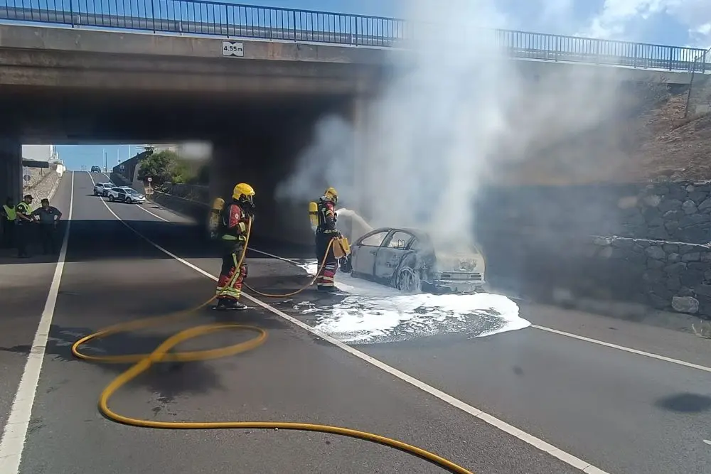 Los bomberos extinguen el fuego