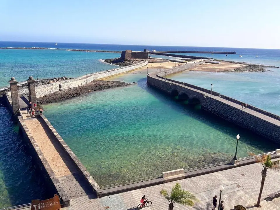Vista del antiguo muelle Comercial desde la terraza del Hotel Miramar.