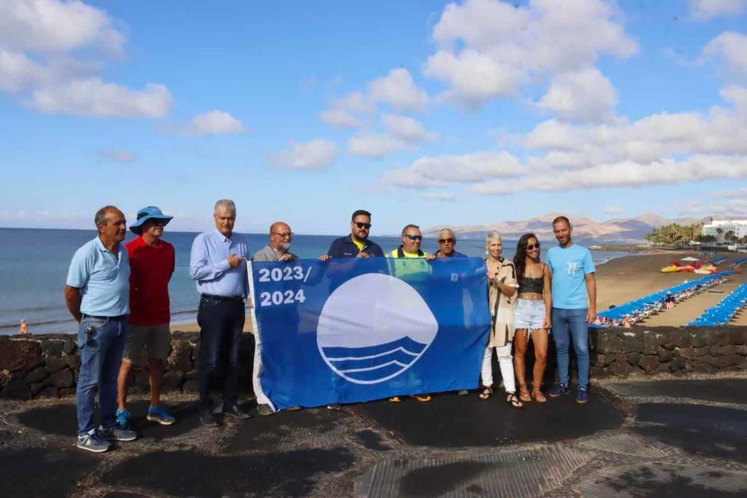 Izado de bandera azul en Puerto del Carmen