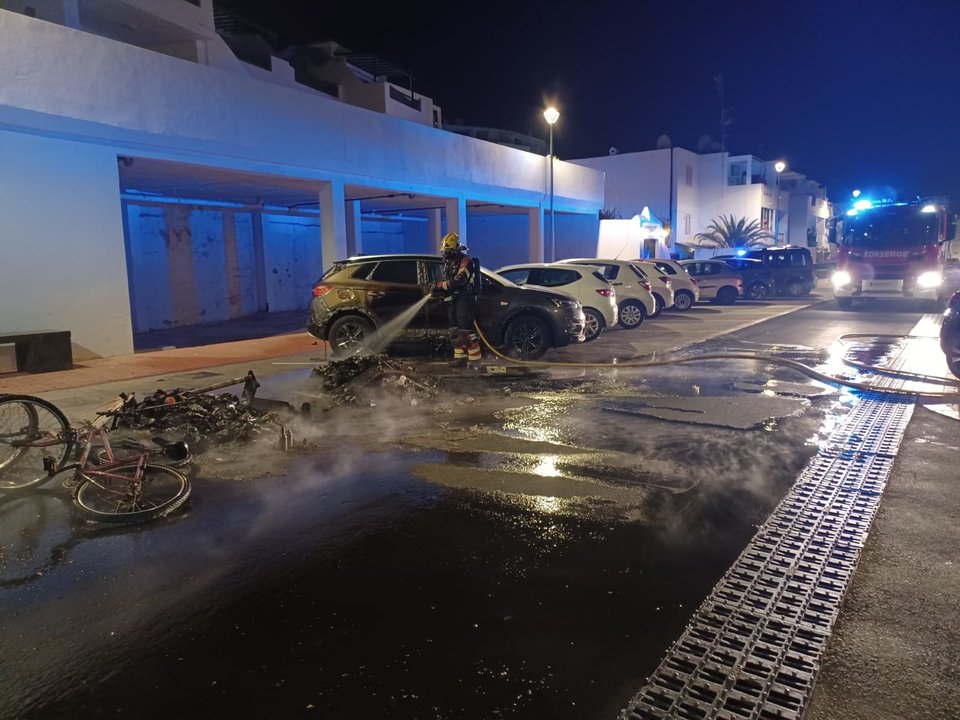 Incendio contenedores en la calle Teide