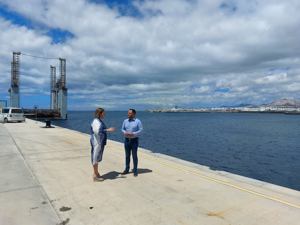 Visita al Puerto de los Mármoles. La alcaldesa Astrid Pérez y el concejal de Obras Públicas, Yonathan de León 1