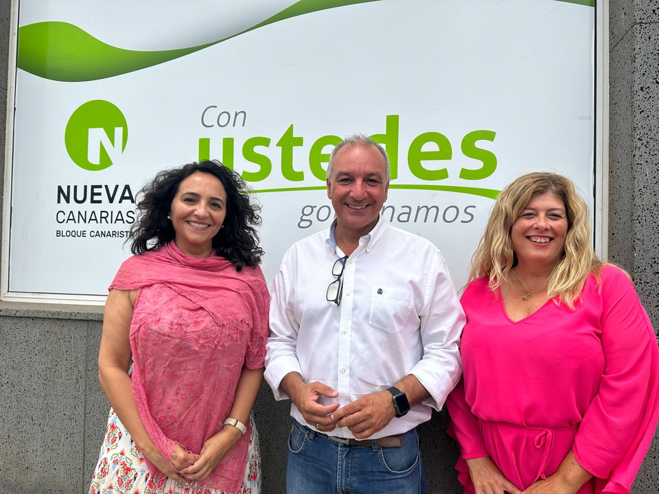 Candidatas de Nueva Canarias junto a Luis Campos