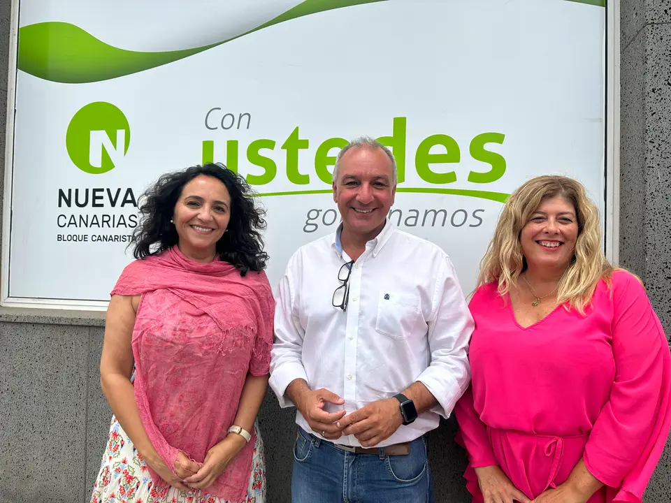 Candidatas de Nueva Canarias junto a Luis Campos