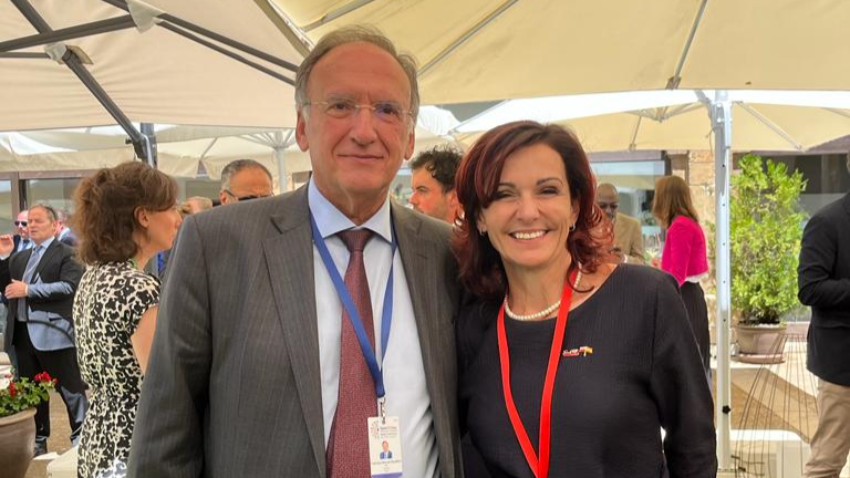 Manuel Fajardo Palarea, senador, con la vicepresidenta del Senado polaco.