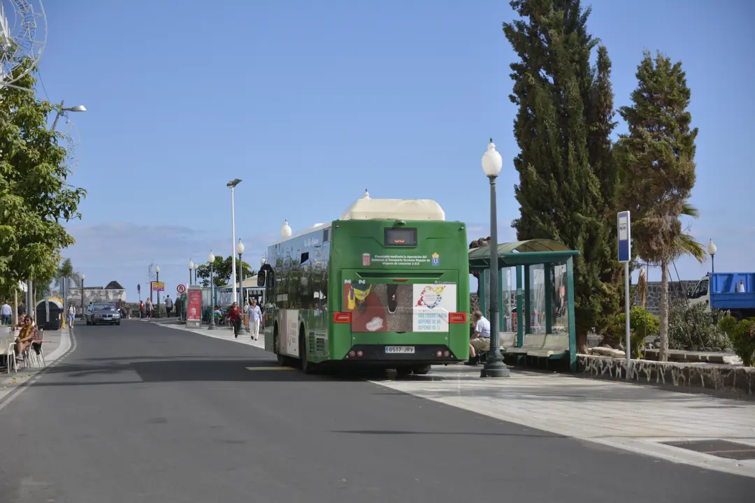 Guagua en la parada del parque Ramírez Cerdá.