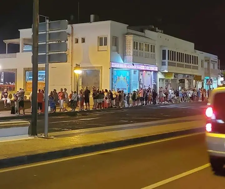 Colas de espera por taxis en Playa Blanca.